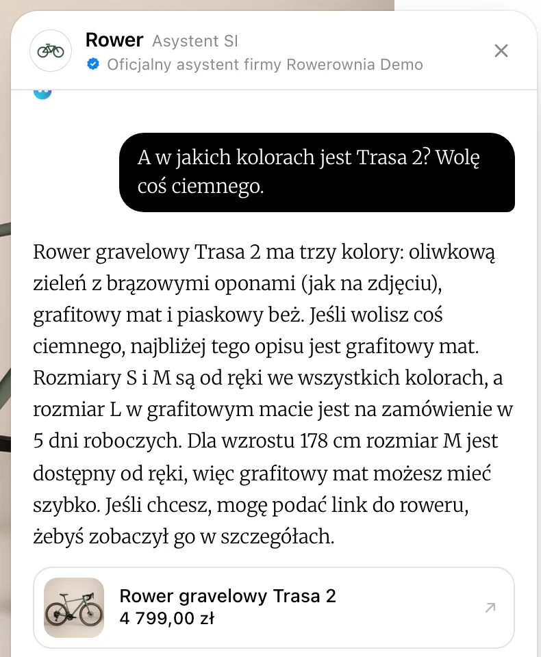 KI-Assistent DomaAI im Shop Rowerownia Demo: Der Kunde fragt nach der dunklen Farbe des Fahrrads Trasa 2, der Assistent nennt die Farben aus der Produktbeschreibung, empfiehlt Graphit matt in Größe M und zeigt die Fahrradkarte.
